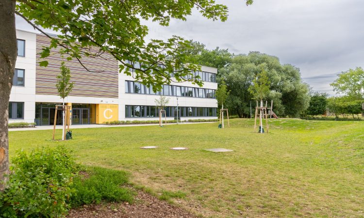 Gestern wurde der zweite modulare Ergänzungsbau Geistige Entwicklung (MEB GE) für die Schule am Pappelhof in Marzahn feierlich eingeweiht.