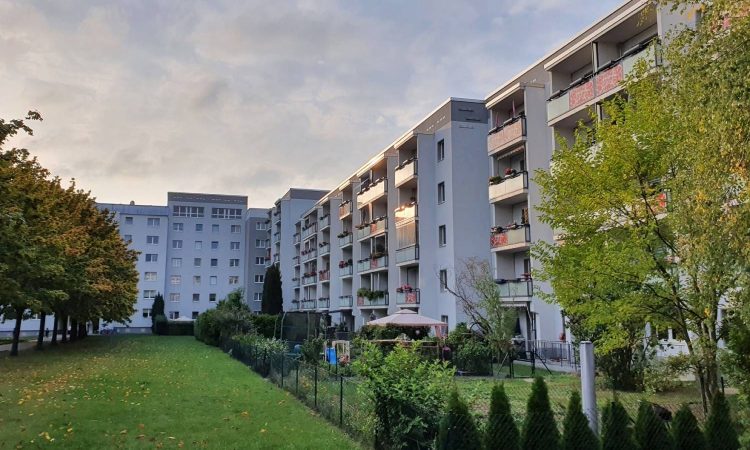 Auf dem Knorr-Bremse-Gelände in Marzahn, zwischen der Landsberger Allee und der Märkischen Allee, entsteht ein neues Wohnquartier. Endlich werden hier nicht nur Wohnungen gebaut, sondern in gleichem Zuge entstehen auch Kita- und Grundschulplätze sowie Gewerbeflächen für das örtliche Handwerk.