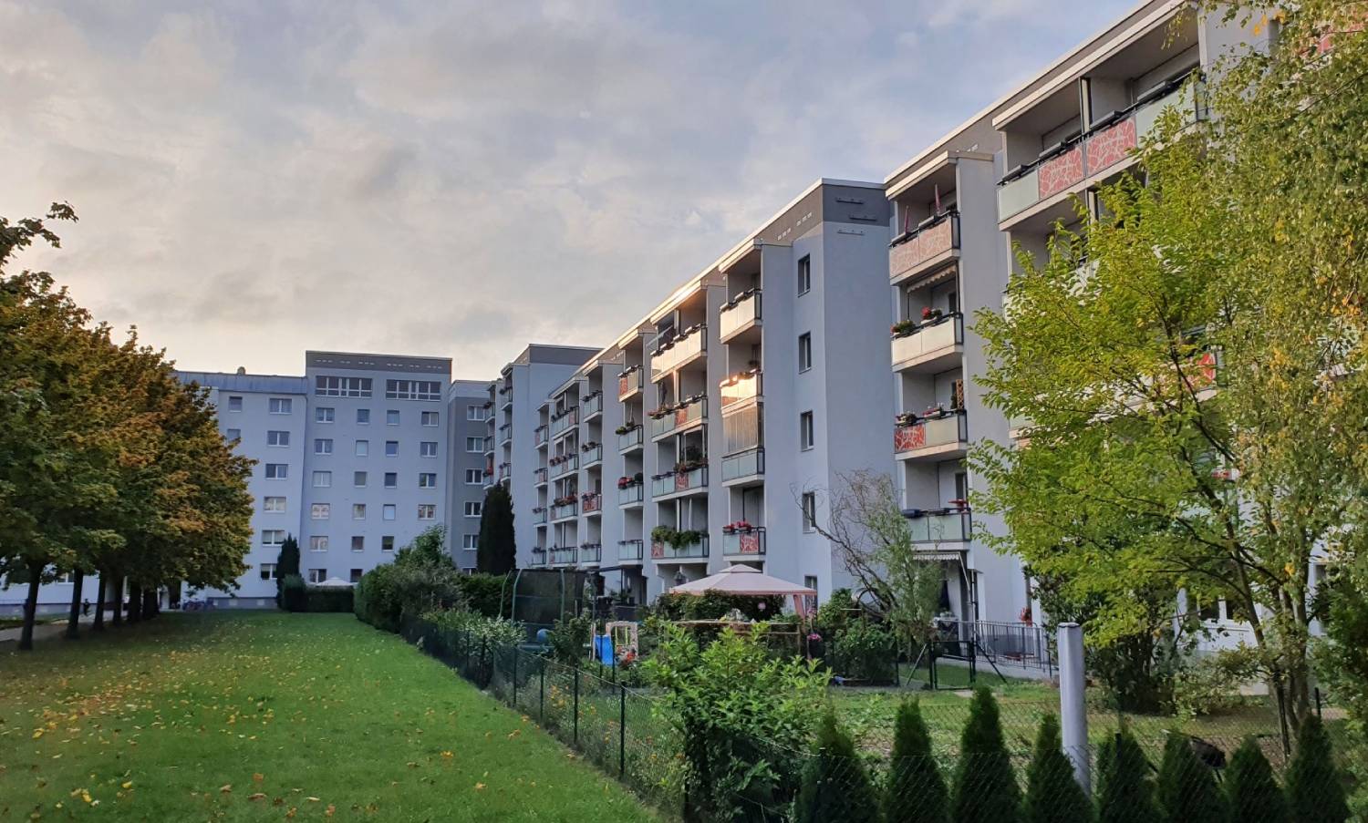 Auf dem Knorr-Bremse-Gelände in Marzahn, zwischen der Landsberger Allee und der Märkischen Allee, entsteht ein neues Wohnquartier. Endlich werden hier nicht nur Wohnungen gebaut, sondern in gleichem Zuge entstehen auch Kita- und Grundschulplätze sowie Gewerbeflächen für das örtliche Handwerk.