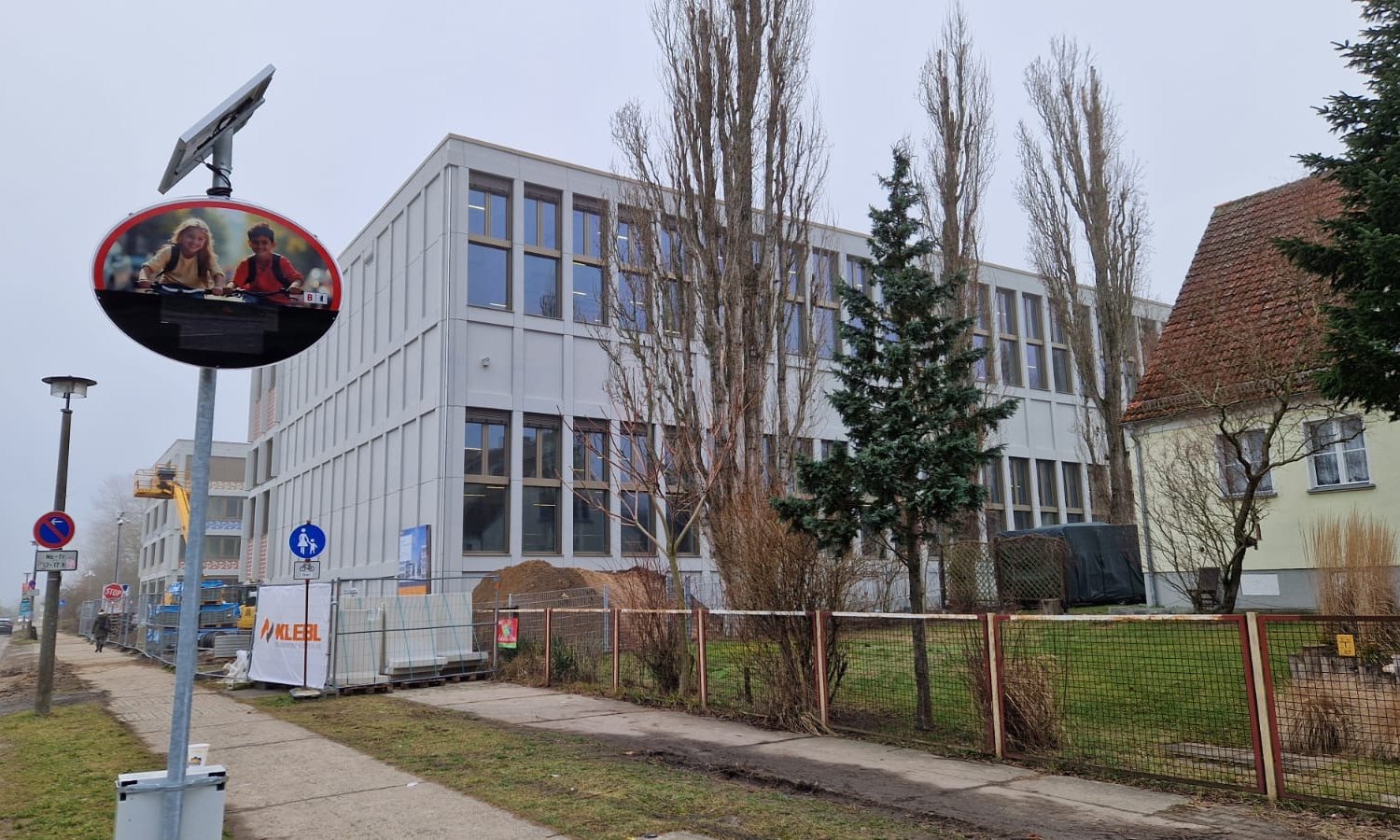 Nach jahrelangem Einsatz und harter Arbeit ist es in wenigen Tagen so weit: Wenn alles nach Plan läuft, werden die drei Klassen vom Interimsstandort Louis-Lewin-Straße am 10. Februar an der neuen Schule starten. Im neuen Schuljahr 2025–2026 sollen dann vier zusätzliche erste Klassen dazukommen. Die Schule wird in den kommenden Jahren dann behutsam weiter wachsen.