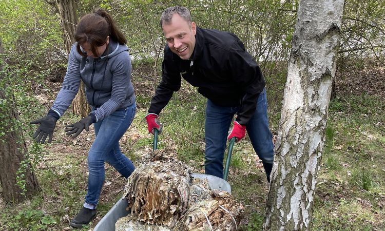 Es ist beeindruckend zu sehen, wie viele Menschen sich in ihrer Freizeit für Umweltschutz engagieren und mit ihren Cleanup-Initiativen einen kleinen, aber wichtigen Beitrag leisten. Durch das Sammeln von Müll auf Straßen, in Parks oder an Gewässern tragen sie dazu bei, die Umwelt vor Verschmutzung zu schützen und das Bewusstsein für die Problematik zu stärken.