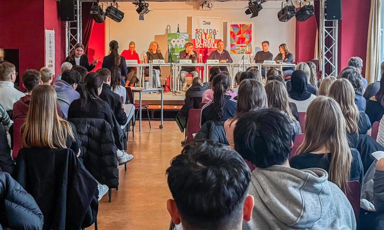 Heute hatte ich die Gelegenheit, an einer Podiumsdiskussion der 11. Klasse des Tagore-Gymnasiums teilzunehmen. Die Schüler hatten eine gut vorbereitete Debatte auf die Beine gestellt, die sich mit zentralen Themen wie Migration, Wirtschaft und Klimawandel beschäftigte.