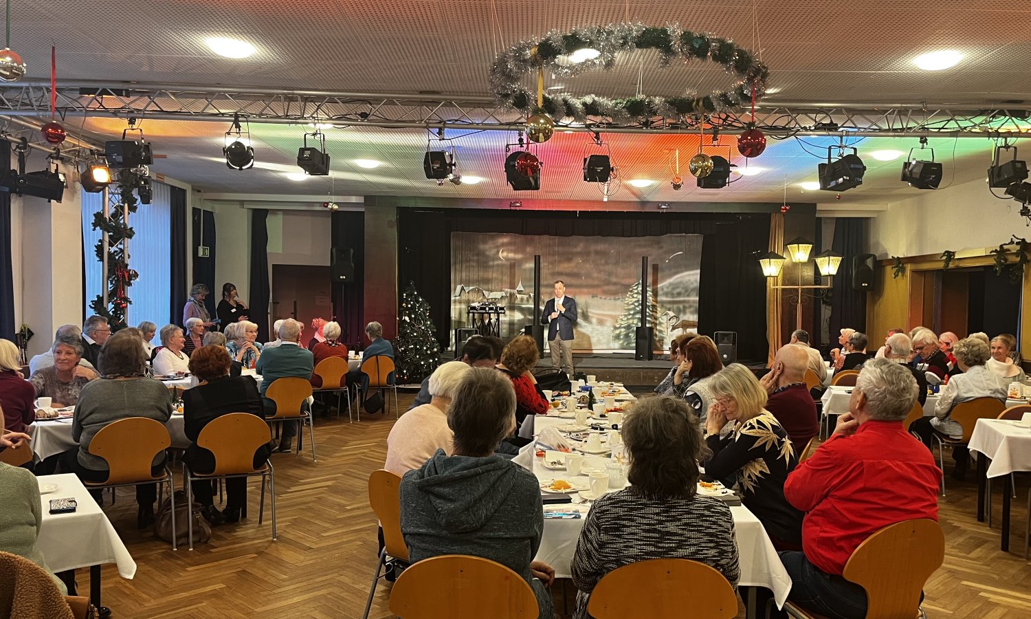 In der Vorweihnachtszeit finden in den Stadtteilzentren zahlreiche Weihnachtsfeiern für Seniorinnen und Senioren statt, die jedes Jahr eine wichtige soziale und gemeinschaftliche Bedeutung haben. Es ist immer wieder berührend zu sehen, wie Menschen aus der Nachbarschaft zusammenkommen, um gemeinsam zu feiern und sich auszutauschen. Gerade für Menschen, die unter Einsamkeit leiden oder nur wenige soziale Kontakte haben, sind diese Feste eine willkommene Abwechslung und eine Möglichkeit, neue Kontakte zu knüpfen.