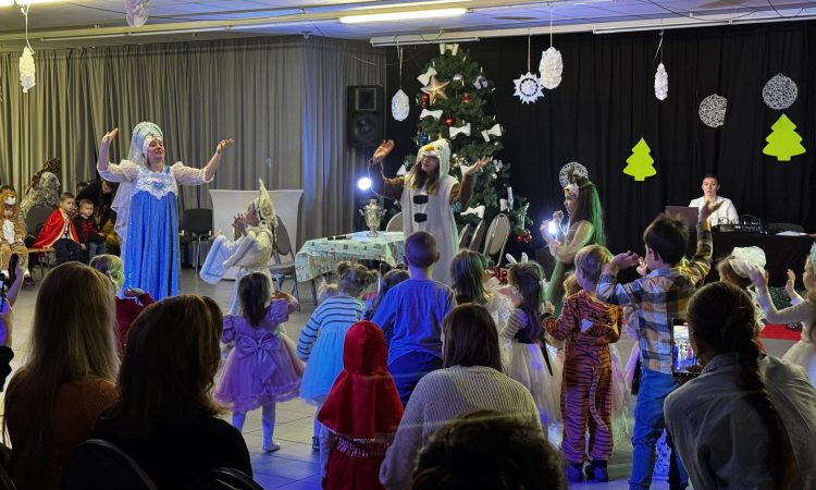 Ein echter Zauber lag in der Luft, als das Jolkafest im Talcenter seine Türen öffnete! Der Höhepunkt des Tages: Der Besuch von Väterchen Frost und Schneewittchen, die mit ihrer märchenhaften Ausstrahlung für strahlende Kinderaugen und eine unvergessliche Atmosphäre sorgten.