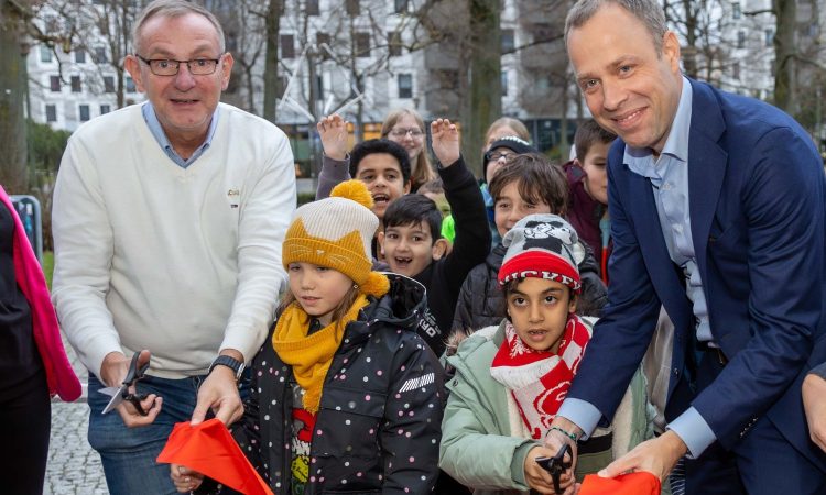 Gestern hatte ich die besondere Gelegenheit, die Vorstellung eines faszinierenden neuen Projekts der ARCHE in Berlin-Marzahn mitzuerleben. Es ist beeindruckend zu sehen, wie sich dieses engagierte Team seit fast 30 Jahren für Kinder in Berlin-Hellersdorf einsetzt und nun ihren Wirkungskreis mit einem inspirierenden Vorhaben auf Marzahn-Nord ausweitet – einem Bezirk, in dem viele Kinder mit schwierigen finanziellen und familiären Bedingungen zu kämpfen haben.