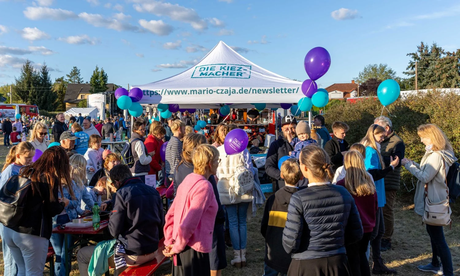 Der erste Tag unseres Familienfests auf dem Durlacher Platz war ein grandioser Auftakt für das diesjährige Jubiläum! Zum 25. Mal feiern wir dieses Fest und konnten in diesem Jahr, mit Unterstützung der Laubinger Event GmbH, einen besonderen Glanzpunkt setzen. Die Erfahrung der Event-Profis hat unser Konzept auf ein neues Level gehoben, und das war heute überall spürbar. Das Feedback der vergangenen Jahre wurde hervorragend umgesetzt, was sich in der durchweg positiven Stimmung widerspiegelte.