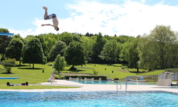 Unser gemeinsamer Einsatz für ein eigenes Freibad in Marzahn-Hellersdorf geht in die nächste Phase! Mit der frühzeitigen Beteiligung der Öffentlichkeit am Bebauungsplan 10-118 – Multifunktionsbad haben Sie jetzt die Chance, aktiv an der Gestaltung des Kombibads mitzuwirken. Ihre Anregungen fließen direkt in das weitere Planverfahren ein und können die Zukunft des Projekts mitbestimmen.